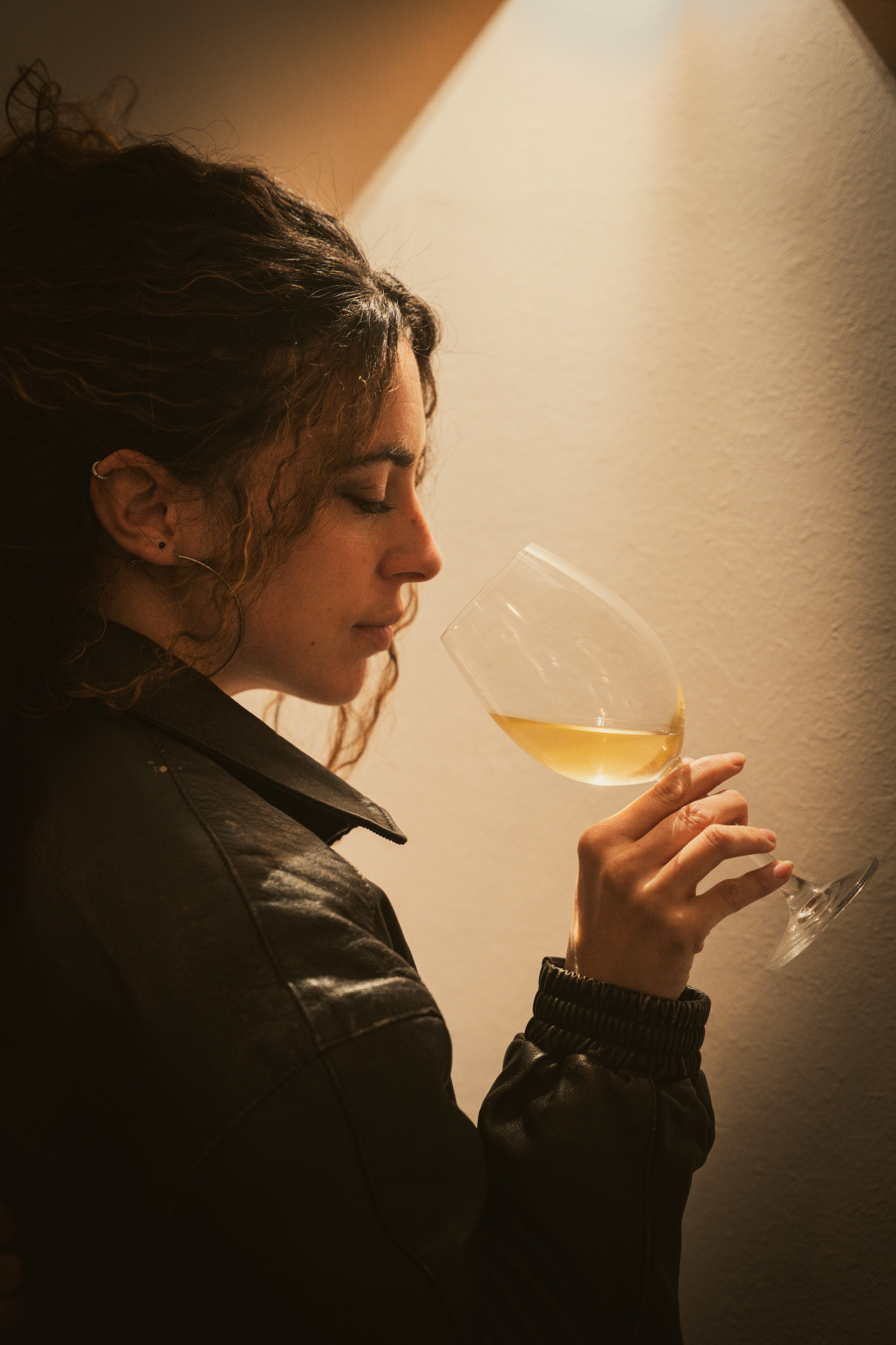 Copa de vino blanco a contraluz